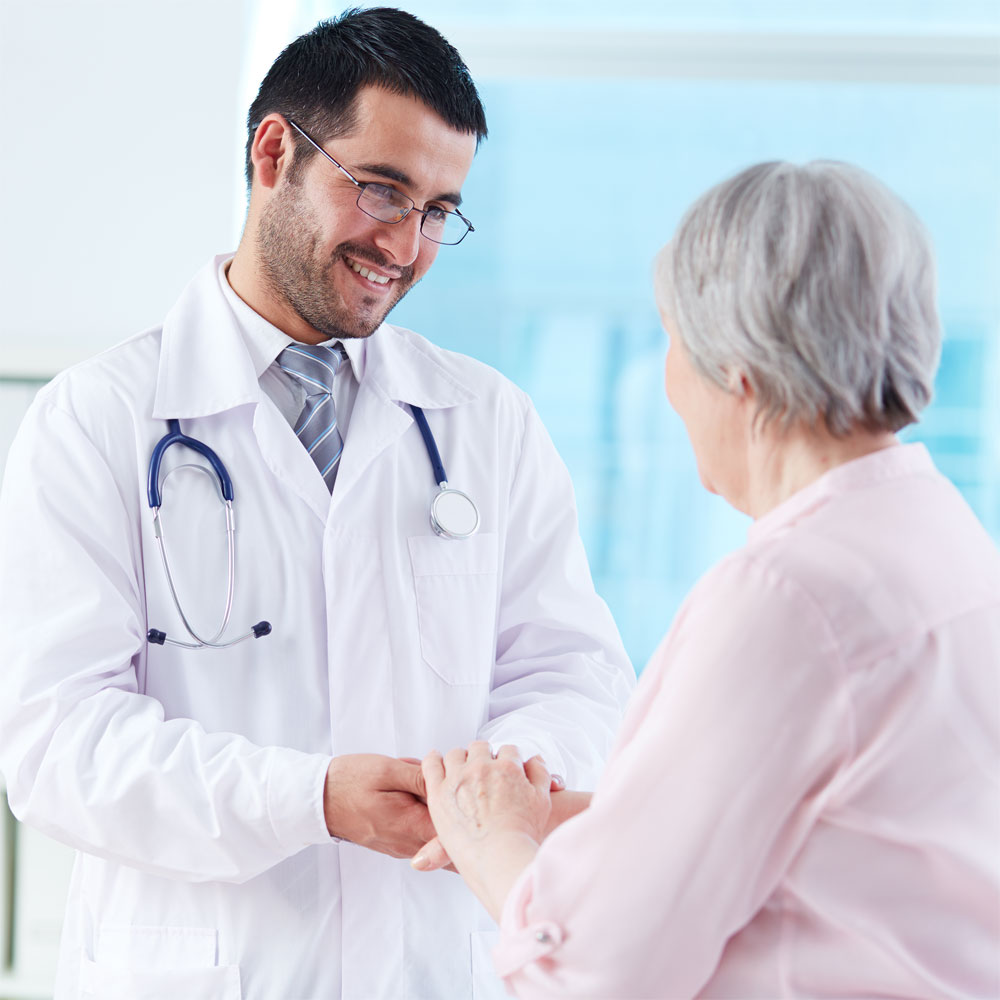 Médico acompañando a paciente en atención respiratoria