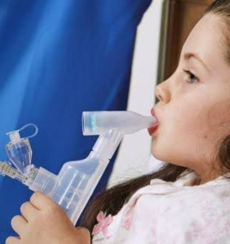 Paciente utilizando nebulizador