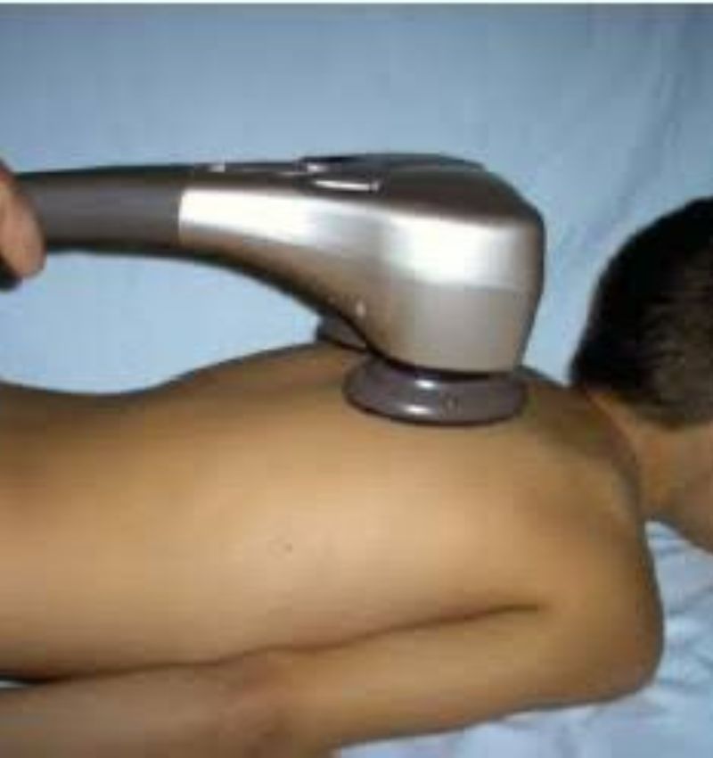 Terapia con percutor manual en espalda
